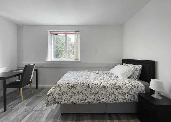 Bright, Warm & Cozy House In Harpurhey